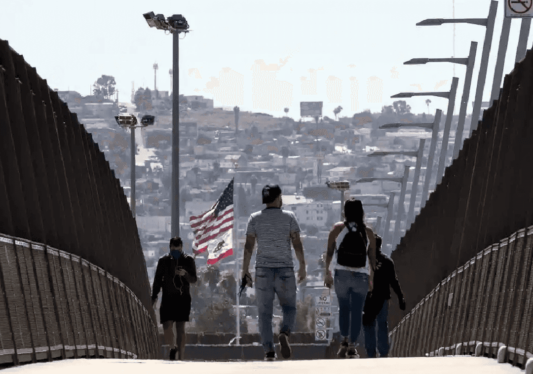 גווין ניוסום בביקורת נדירה על ממשל ביידן: 'קליפורניה עומדת להישבר תחת זרם המהגרים'