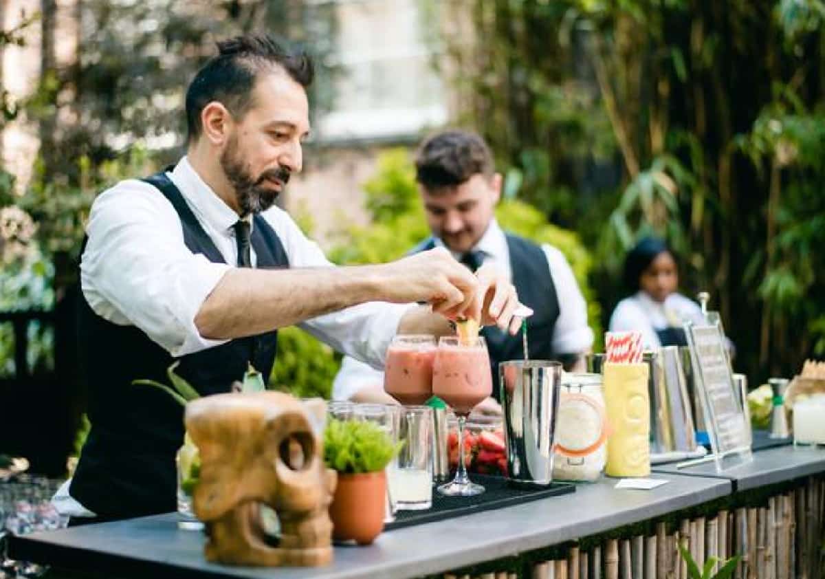 בר קוקטיילים בחתונה: מתי זה עובד - ומתי עדיף לוותר