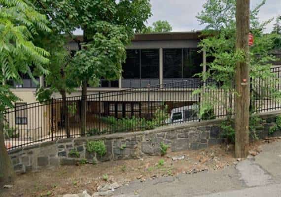 רב ומחנך בבית ספר בניו יורק מואשם בהפקת פורנוגרפיית קטינים 