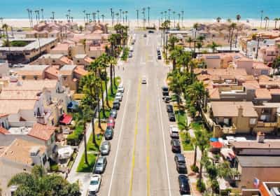 מאבק משפטי בדרום קליפורניה: בעלי בתים נדרשים להרוס את הבריכות כדי לאפשר גישה לקו ביוב