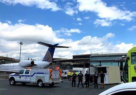 נמה"ת ניוארק: מטוס פגע בכלי רכב וגרם לו להתהפך