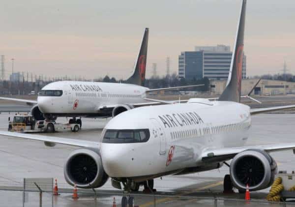 שני זרים פספסו טיסת המשך: חברת התעופה אילצה אותם לחלוק מיטה בבית מלון