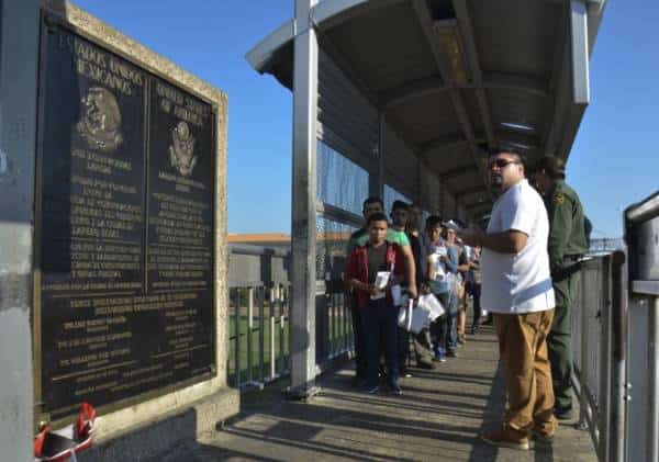 אוהלים לשיפוט מהיר בגבולות: רשויות ההגירה מחריפות את תהליך הגירוש