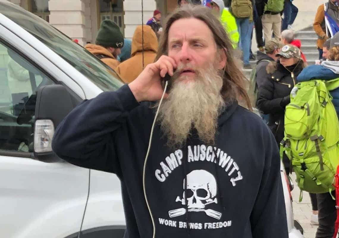 נקבע עונשו של תומך טראמפ שלבש חולצה עם הכיתוב "מחנה אושוויץ" במהלך מהומות ה-6 בינואר