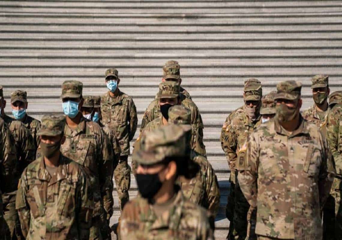 "הגישו להם מזון לא מבושל עם שבבי מתכת": הרעלת מזון המונית בקפיטול, חייל אחד נהרג