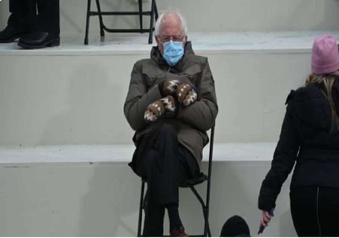 פרופסורית מאוניברסיטת ברקלי טוענת: "הכפפות והמעיל שלבש ברני סנדרס הם עדות לפריבילגיה של עליונות לבנה"