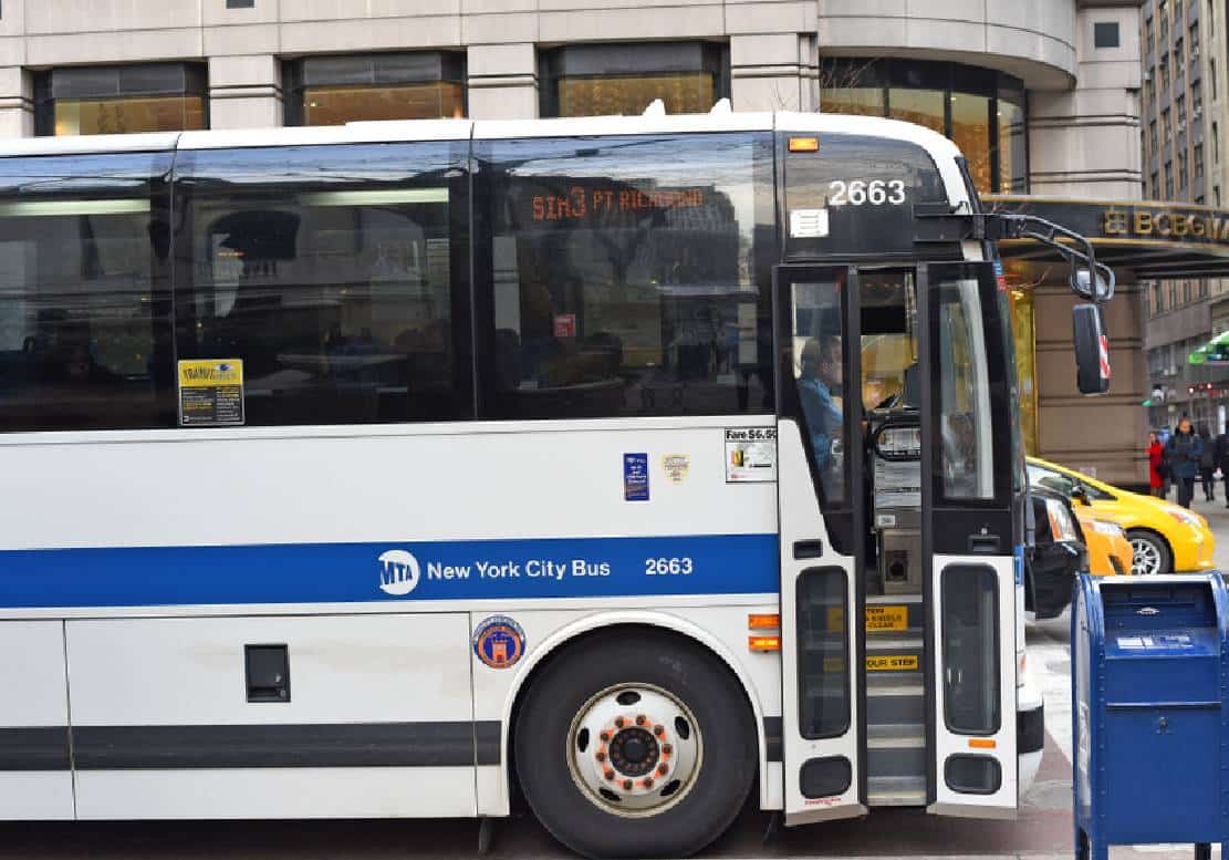 ‏אוטובוס שנחטף באיומי אקדח בניו יורק, התרסק לתוך עמוד חשמל 