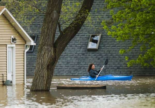 "שיטפון היסטורי": שני סכרים נפרצו, אלפים פונו מבתיהם