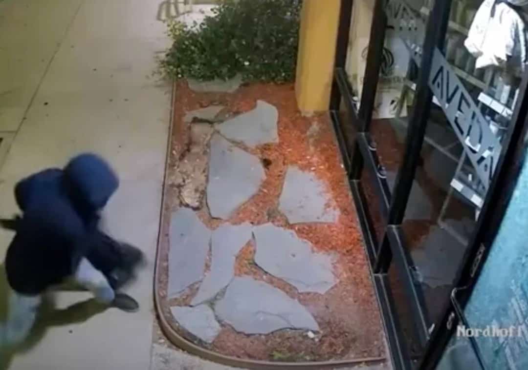 תעלומה בלוס אנג'לס: מי עומד מאחורי יותר מ-60 פריצות לבתי עסק ברחבי הוואלי?