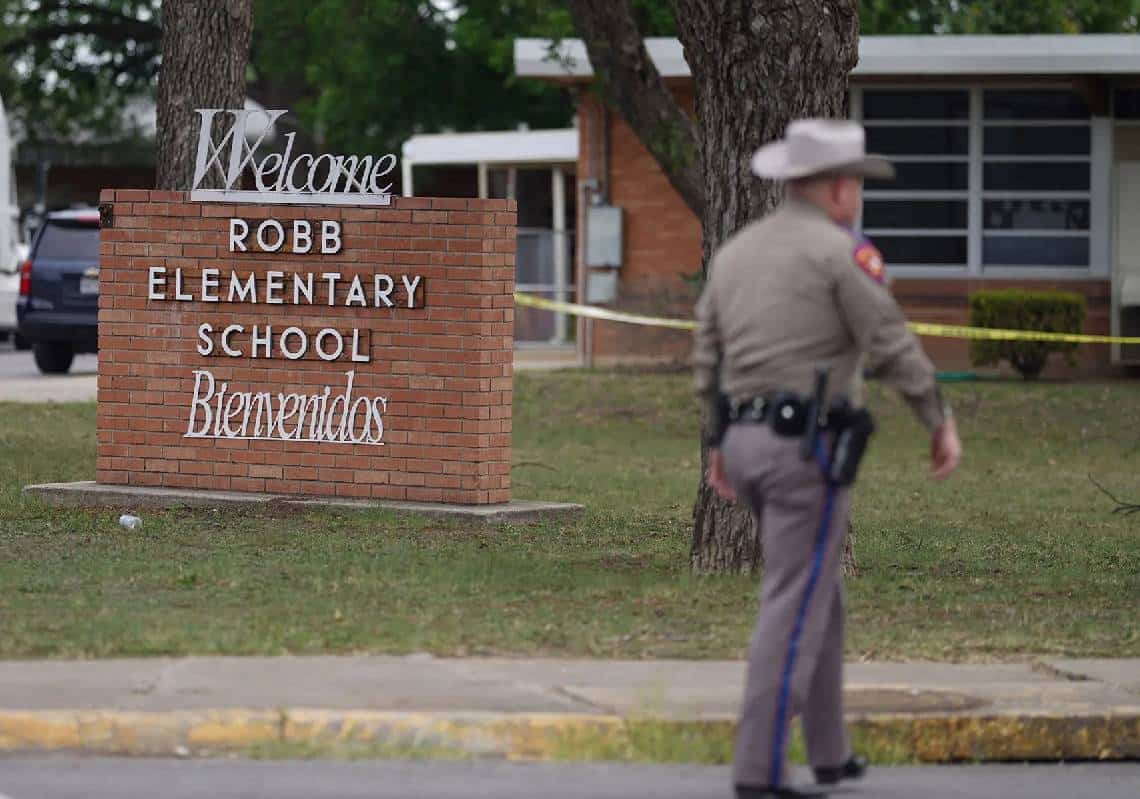 "עשרות שוטרים חמושים עמדו 40 דקות מחוץ לבניין בלי לזוז בזמן שהוא רצח את הילדים - ההורים התחננו שיכנסו!"