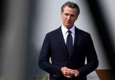 מושל קליפורניה מבהיר חד משמעית: לא רוצה קשר לשדולה הפרו-ישראלית 