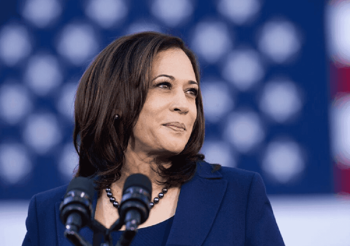 פריווילגיה של פוליטיקאים: קמלה האריס נוטלת כדורים נגד קורונה - על אף שאין לה תסמינים