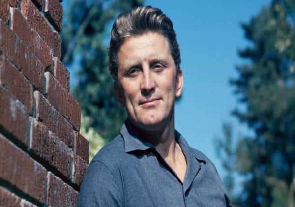 קירק דאגלס מוריש עשרות מיליונים לצדקה, ואינו משאיר דבר לבנו מייקל