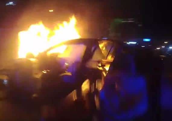 צפו בתיעוד: כך חולץ נוסע ממכונית בוערת באטלנטה