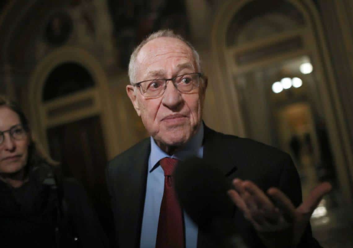 "אמריקה הפכה לקובה של קסטרו - רפובליקת בננות": דרשוביץ במתקפה חריפה בעקבות פשיטת ה-FBI על בית רודי ג'וליאני