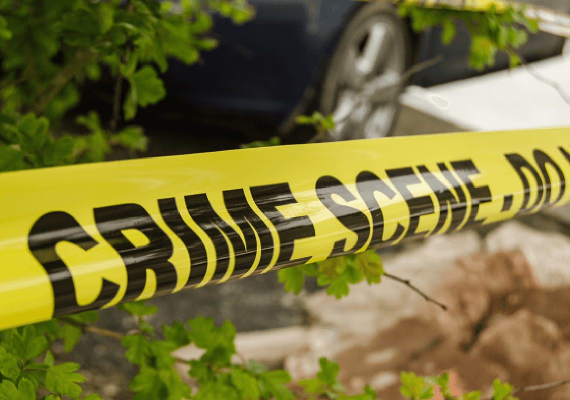 שני אחים נעצרו לאחר שגופות אמם ואחותם נמצאו קבורות בחצר הבית