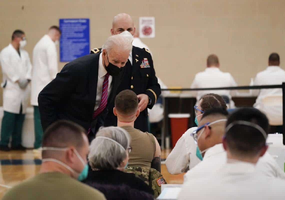 ביידן הפר את הנחיות הריחוק החברתי במרכז החיסונים למול המצלמה וצחק: "אני אסתבך בגלל זה"