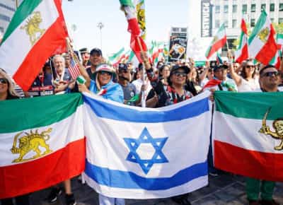 דגלי ישראל ואיראן בלוס אנג'לס: אלפי איראנים־אמריקנים וישראלים חגגו את חיסול חמינאי  