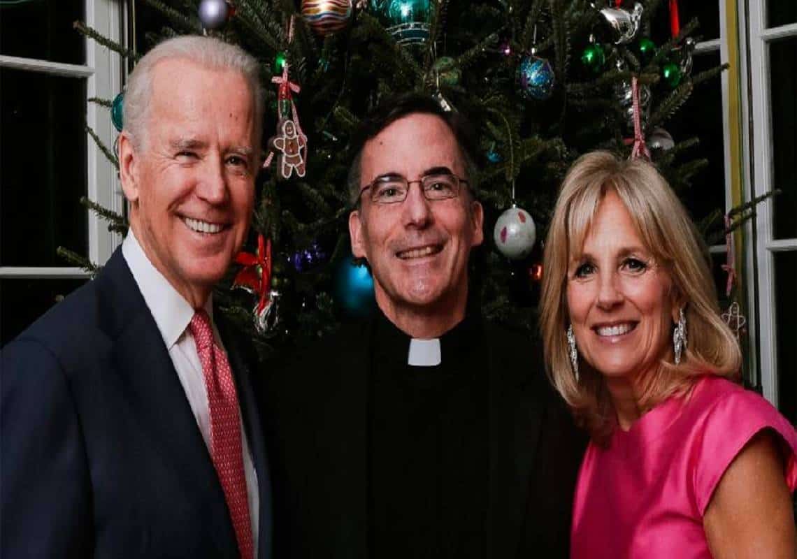 הכומר מעמק הסיליקון שביצע את טקס ההשבעה וליווה את ביידן במשך שנים הודח מהכנסייה ונחקר בגין "מעשים של מבוגרים"