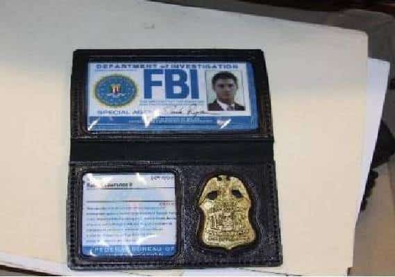 זייף תג וצווים של ה-FBI עם שמות של גיבורי סרטים וספרים - ושדד חנויות של מהגרים