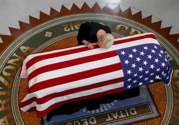 אריזונה נפרדת מהסנאטור ג'ון מקיין במחווה יוצאת דופן