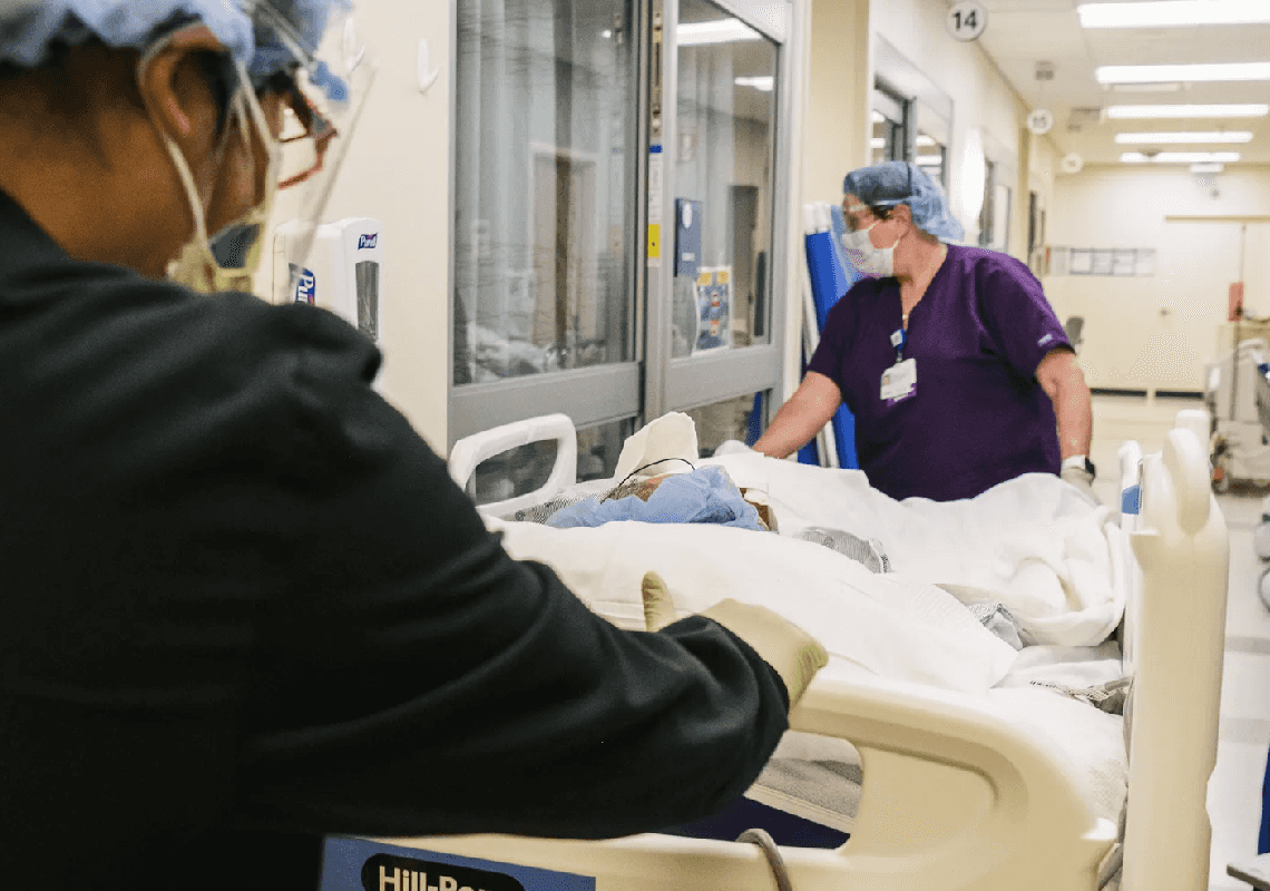 עקב המחסור בכוח אדם – בתי חולים בקליפורניה מאפשרים לרופאים החולים בקורונה להמשיך לעבוד