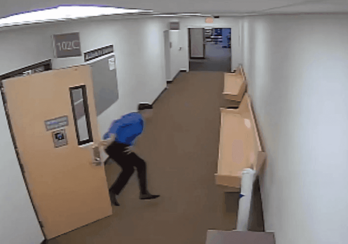 תיעוד מאולם ביהמ"ש: השוטרים הסירו את האזיקים מחשוד ברצח - שהצליח להימלט מהמקום