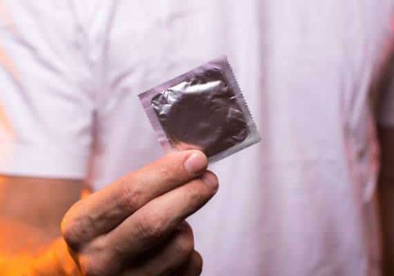 ההורים בלחץ, ובצדק: בני הנוער משתמשים בקונדומים באופן שונה לחלוטין ממה שאתם חושבים