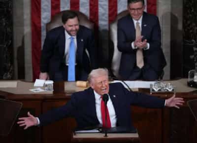 הצגה של ניצחון, מציאות של ספק: אמריקה צופה בטראמפ – ומתווכחת עם עצמה