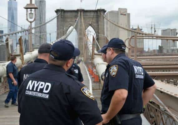 מגבירים עירנות: שוטרי היחידה ללוחמה בטרור בניו יורק התפרסו ברחבי העיר בעקבות התקיפה בסוריה