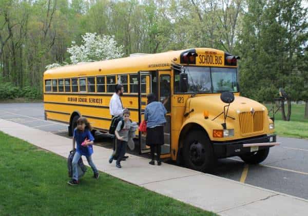 "הוא דפק על הדלתות וניסה לפתוח אותן עם הסכין", אימה בניו יורק - חשוד ניסה לחדור לאוטובוס של גן הילדים היהודי