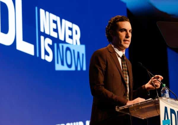 סשה ברון כהן נגד מארק צוקרברג: "פייסבוק היא מכונת התעמולה הגדולה בהיסטוריה"