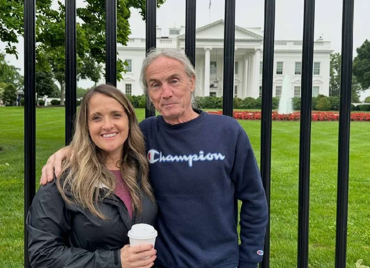 בגיל 66 הוא גילה שיש לו בת — ואימץ אותה: סיפור האהבה שמוכיח שמשפחה אינה רק שאלה של ביולוגיה