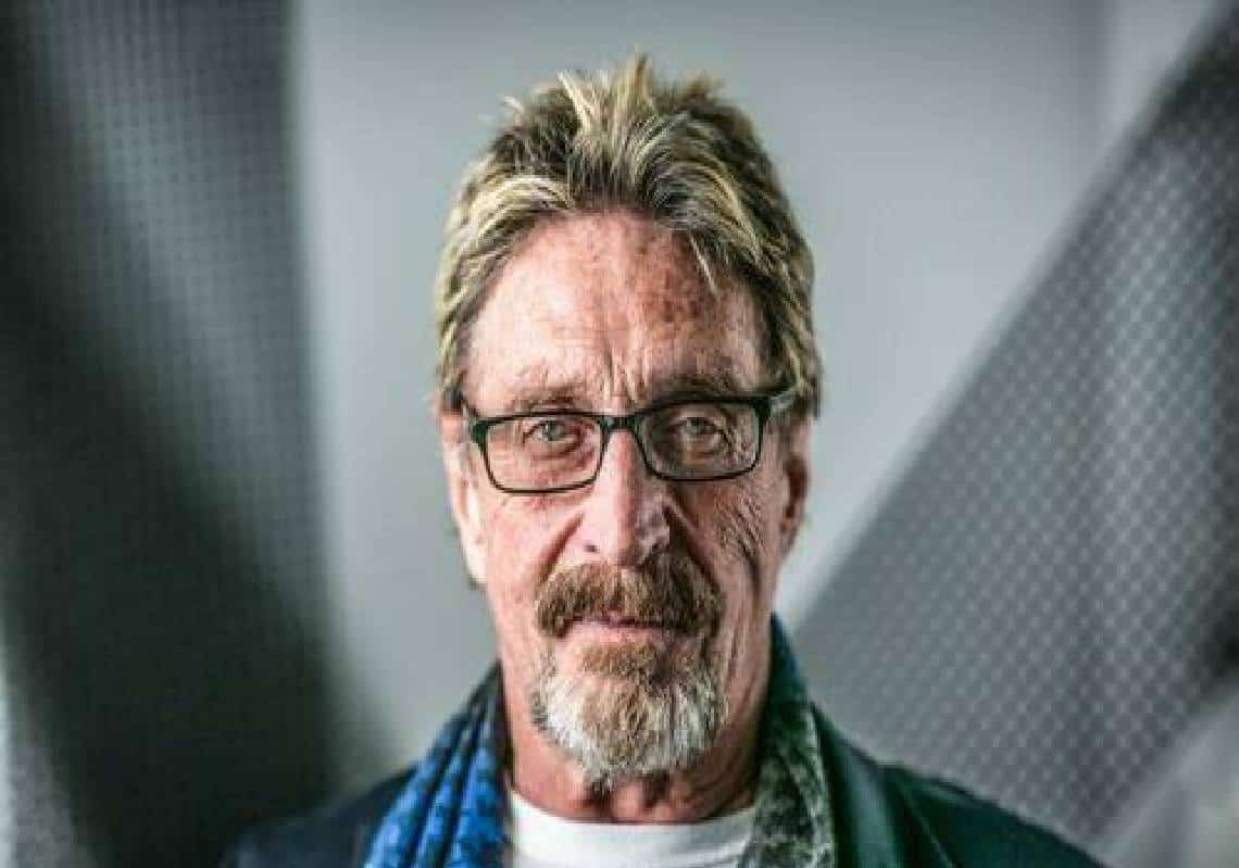 "לא התאבד": גופת חלוץ האנטי-וירוס ג'ון מקאפי שוכבת במקפיא 7 חודשים, אלמנתו מתעקשת - "ממשלת ארה"ב רצחה אותו"