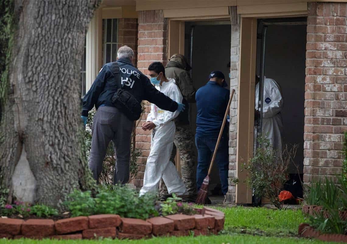 מהגרים אולצו להתפשט וננעלו בחדר צפוף: נחשפו פרטים מחרידים על 'בית הזוועות' בטקסס