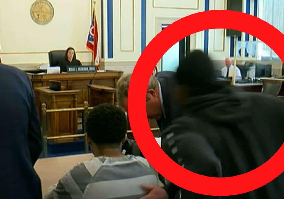 אביו של הילד שנרצח באכזריות הכה את רוצח בנו בבית המשפט