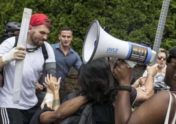 הודו והורשעו: גזענים לבנים ממחוז לוס אנג'לס שגרמו למהומות בשארלוטסוויל