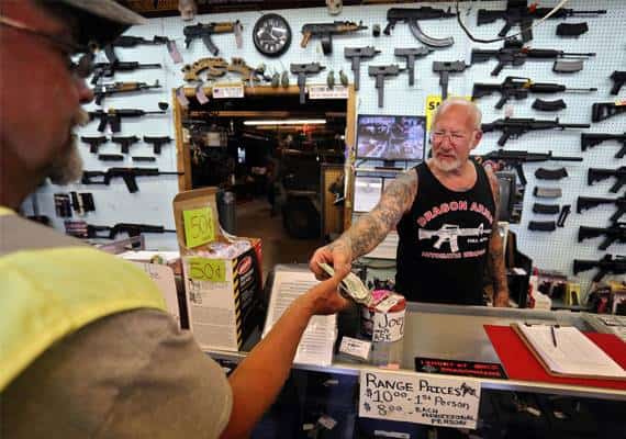 בעקבות הפיגוע בפיטסבורג, חנות כלי נשק מציעה לחמש את הרבנים בקולורדו