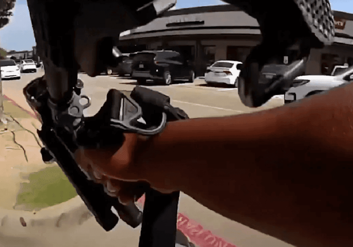 פורסם התיעוד הדרמטי: הרגע בו שוטר מנטרל את הניאו-נאצי שטבח בשמונה אנשים בקניון בטקסס