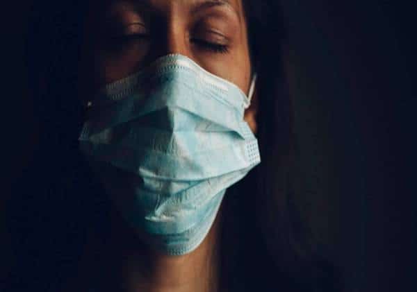 "שימוש במסכות גורם לנזקים פיסיים ופסיכולוגיים"