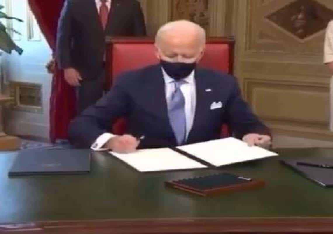 סערה בוושינגטון: "איני יודע על מה אני חותם בן-אדם": האם ביידן הודה כי הוא חותם על צו נשיאותי בלי לקרוא אותו?