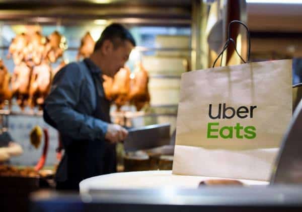 סקר חושף: רבע משליחי המזון טועמים מהמנה