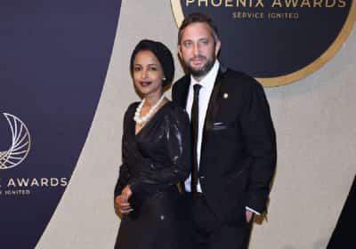 אילהאן עומַר ובעלה טים מיינט על הכוונת: חקירה בקונגרס בעקבות זינוק חריג בשווי החברות שבבעלותם