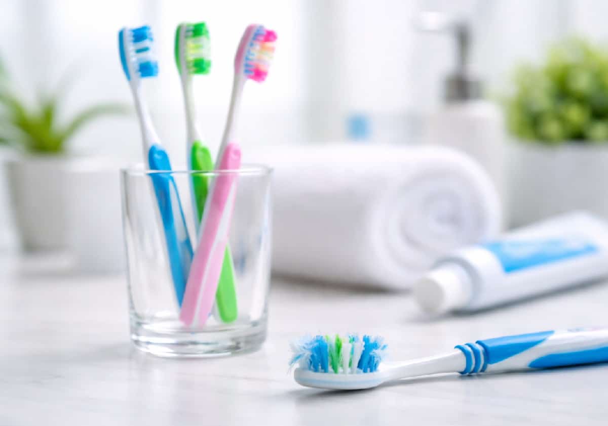 תבדקו את עצמכם: כל כמה זמן באמת צריך להחליף מברשת שיניים?