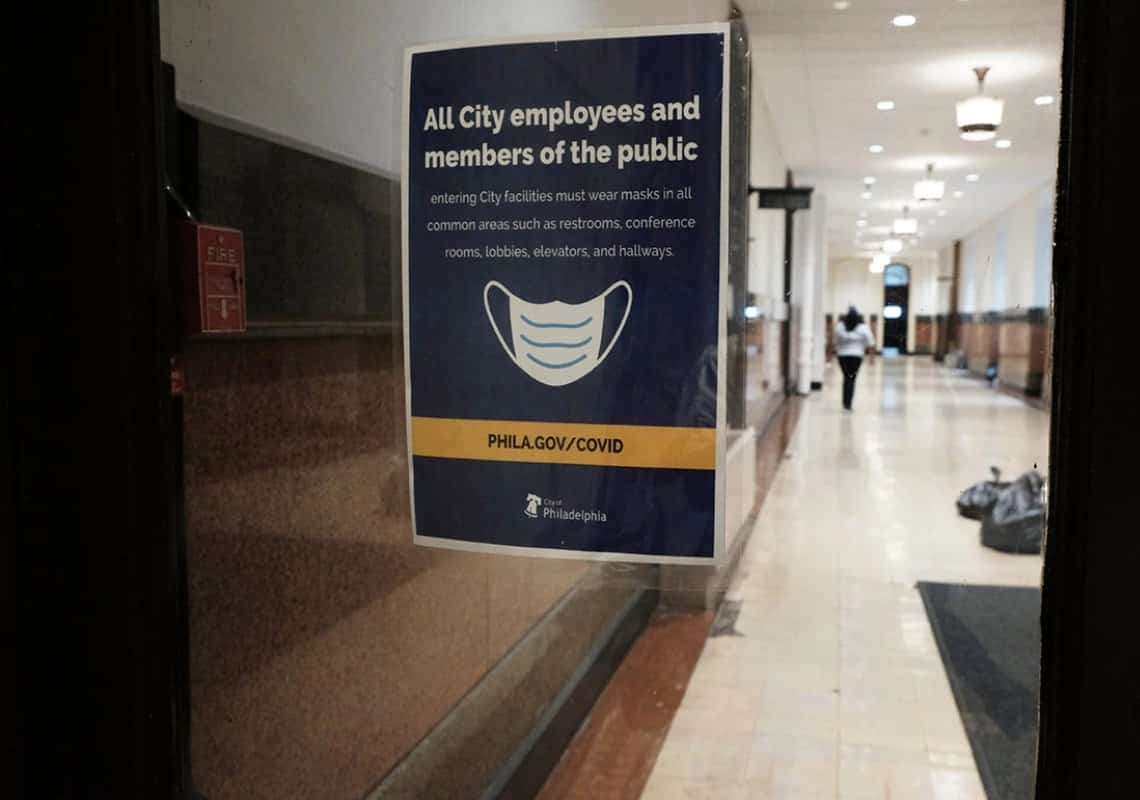 פניית פרסה בעיר השישית בגודלה בארה"ב: חובת עטיית המסכות (שוב) בוטלה