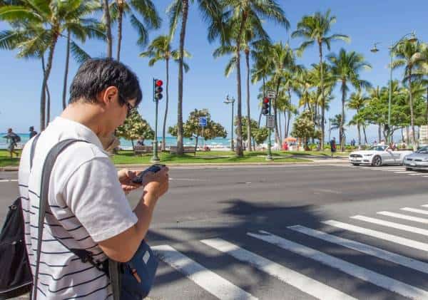 מגמה מדאיגה: האם סמארטפונים גרמו לעלייה במקרי מוות בקרב הולכי רגל?