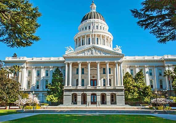 משרד הרישוי שנועד רק לנבחרי הציבור בקליפורניה מעורר את זעם התושבים