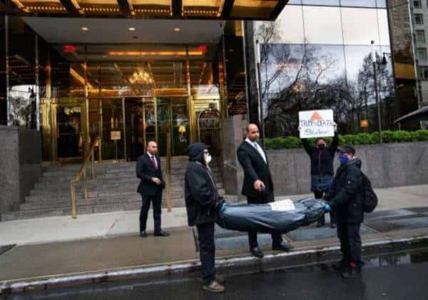 חצו כל גבול: מפגינים הביאו שקי גופות למלון טראמפ אינטרנשיונל שבניו יורק