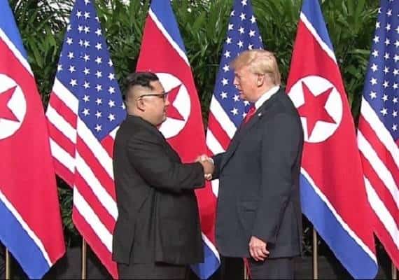 צפון קוריאה יורה טילים - טראמפ מתנחמד לקים בטוויטר