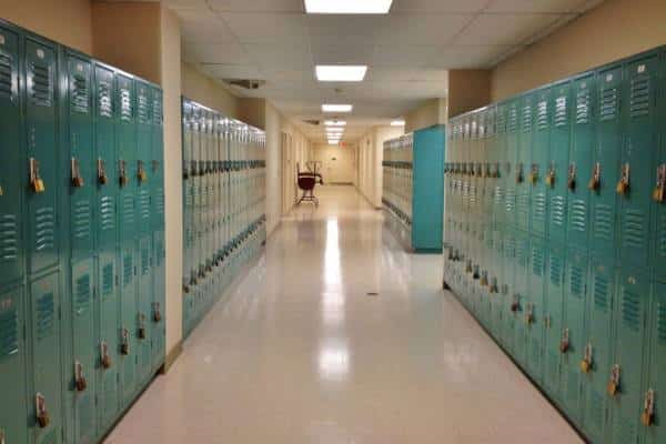 אורגון: מורה מואשמת בהתעללות מינית בתלמידה בבית הספר הקתולי לבנות